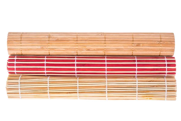 Бамбукові килимки різних кольорів на білому тлі — стокове фото
