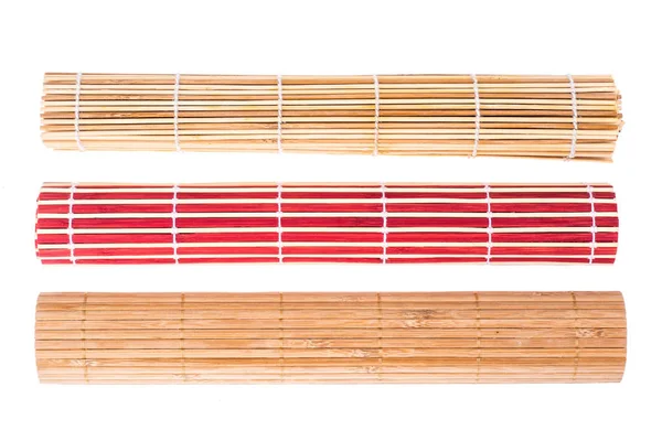 Esteras de bambú de diferentes colores sobre fondo blanco — Foto de Stock