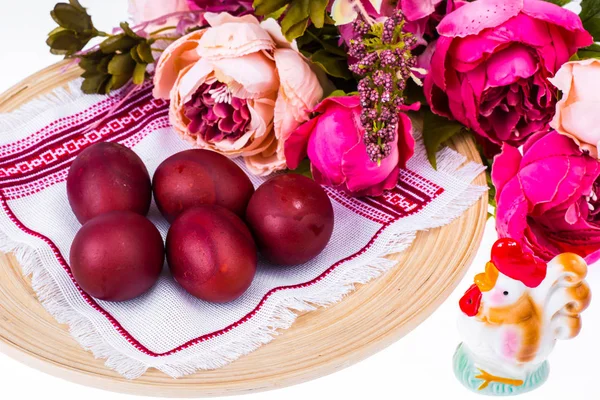 Gâteau de Pâques et oeufs rouges peints — Photo