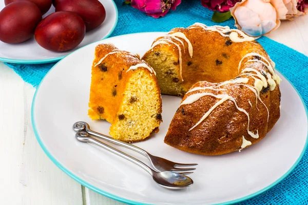 Easter cake and painted red eggs — Stock Photo, Image