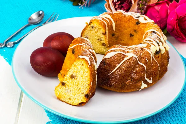 부활절 케이크와 그려진된 빨간 계란 — 스톡 사진