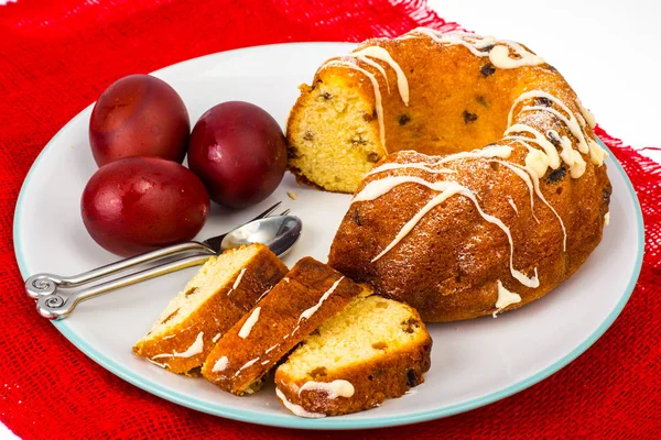 Easter cake and painted red eggs — Stock Photo, Image