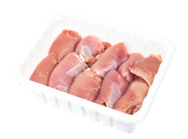 Carne fresca de pollo crudo en recipiente de plástico blanco — Foto de Stock
