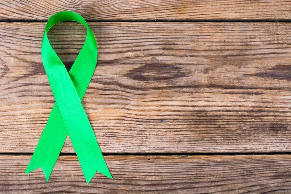 Hastalığı, Dünya Sağlık günü bilincini sembolü olarak yeşil şerit — Stok fotoğraf