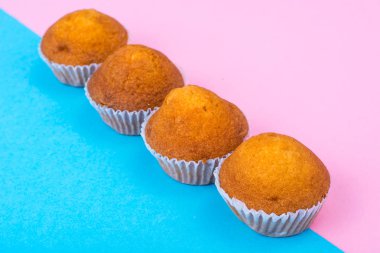 Satır parlak zemin üzerine mini cupcakes