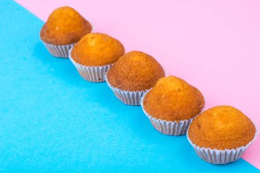 Satır parlak zemin üzerine mini cupcakes