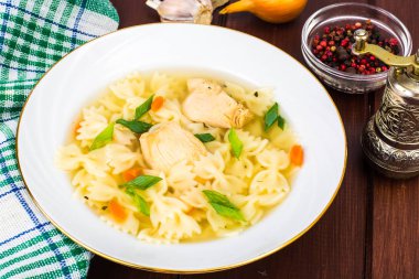Farfalle beyaz tabakta tavuk çorbası