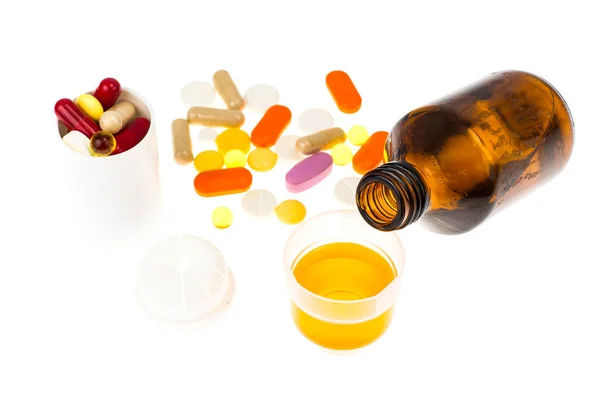 Таблетки та сиропи форми ліків — стокове фото