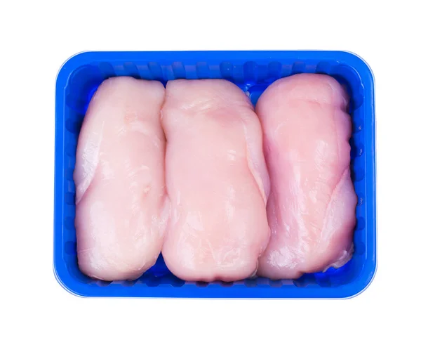 Сырое филе курицы в лоток на белом фоне — стоковое фото