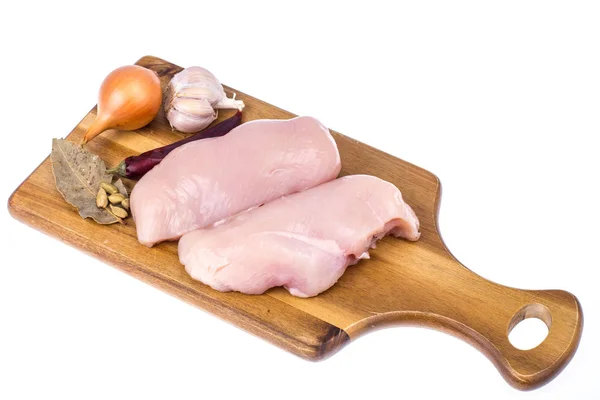 Filete de carne de pollo cruda en tabla de cortar — Foto de Stock