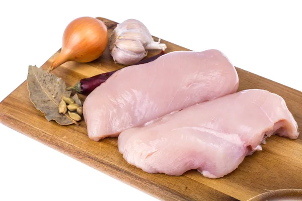 Filete de carne de pollo cruda en tabla de cortar — Foto de Stock