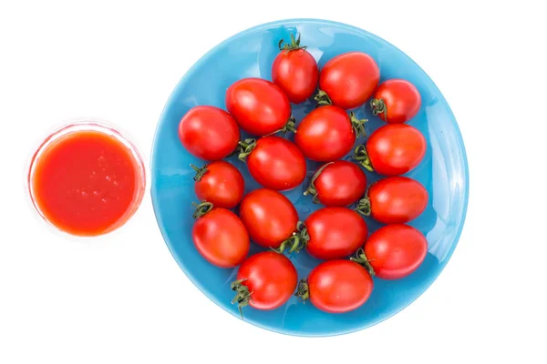 Suco de tomate de tomates maduros doces vermelhos frescos — Fotografia de Stock