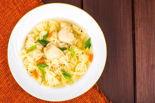 Farfalle beyaz tabakta tavuk çorbası