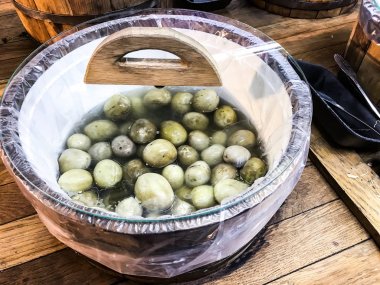 Lahana turşusu sebze ile ahşap varil