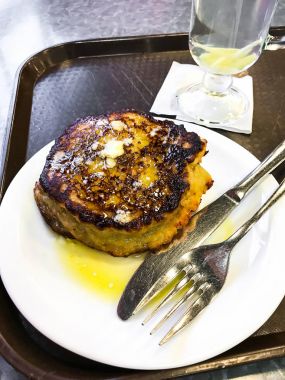 Et, beyaz plaka üzerinde patates pancakes dolması