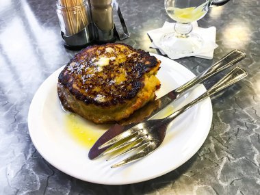 Et, beyaz plaka üzerinde patates pancakes dolması