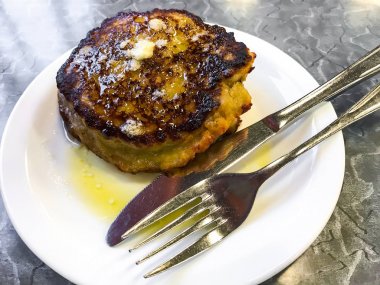 Et, beyaz plaka üzerinde patates pancakes dolması