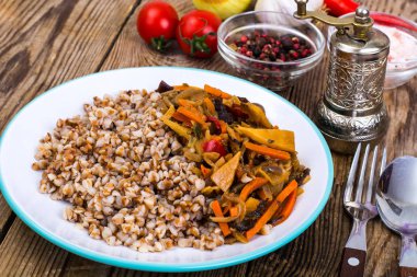 Vejetaryen yemek. Buğday lapası haşlanmış sebzeler