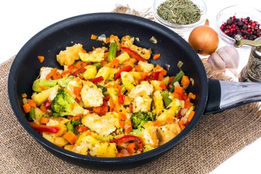 Breading içinde tavuk fileto parçaları ile haşlanmış sebze