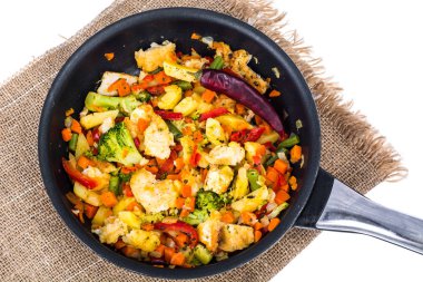 Breading içinde tavuk fileto parçaları ile haşlanmış sebze