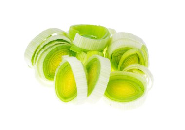 Beyaz arka plan üzerinde izole dilimlenmiş pırasa halkaları