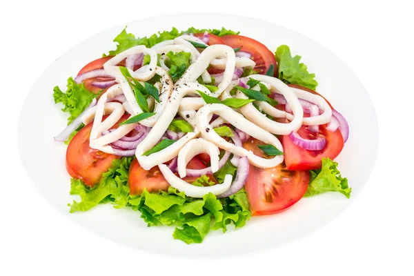 Anillos de calamar con hojas de ensalada verde y tomates — Foto de Stock