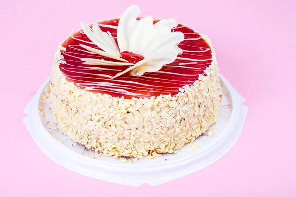 Домашний торт с красной глазурью и белый шоколад на ярком цветном фоне — стоковое фото
