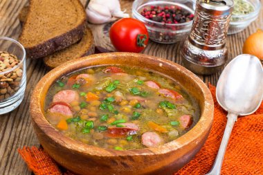 Mercimek ve sosis ile ülke çorbası