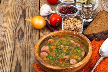 Mercimek ve sosis ile ülke çorbası