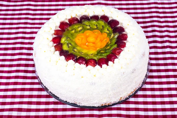 Домашний праздничный торт со взбитыми сливками и фруктами в желе — стоковое фото