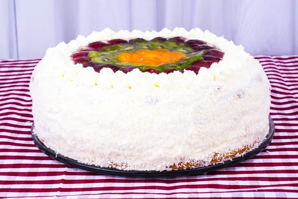 Gâteau festif maison décoré de crème fouettée et de fruits en gelée — Photo