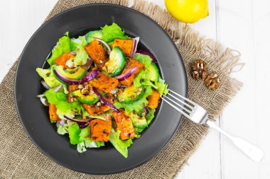 Lezzetli salata avokado, kabak, yeşil ile