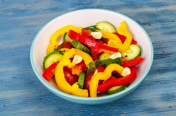 Sommer vegetarischer Salat mit frischem Gemüse auf blauem Holzgrund — Stockfoto