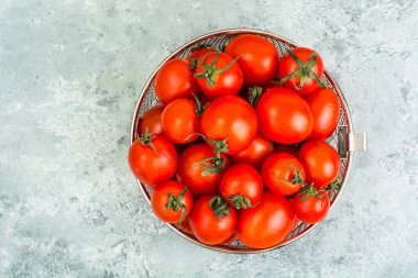 Küçük taze olgun kırmızı domates vardır