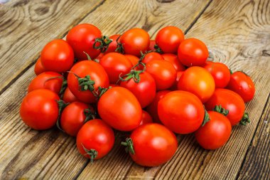 Küçük taze olgun kırmızı domates vardır