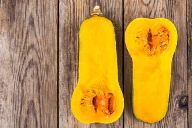 Tahta masada dilimlenmiş balkabağı.