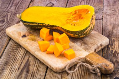 Tahta masada dilimlenmiş balkabağı.