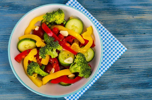 Sommar vegetarisk färska grönsaker sallad på blå trä bakgrund — Stockfoto
