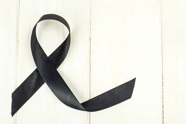 Cinta negra símbolo de la lucha contra el melanoma y el cáncer de piel — Foto de Stock