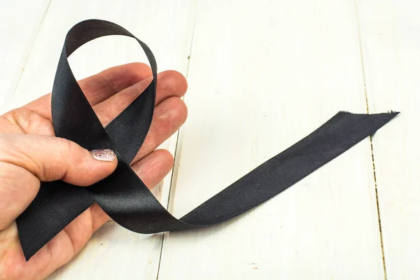 Черная лента - символ борьбы с меланомой и раком кожи — стоковое фото