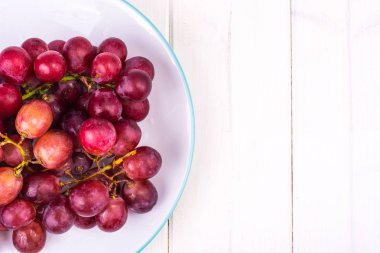Tatlı, olgun kırmızı üzüm ile plaka