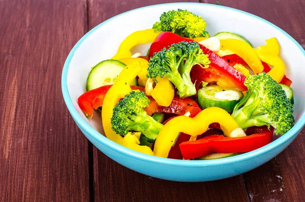 Concept de laiterie. Salade de légumes — Photo