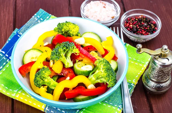 Konzept der Milchwirtschaft. Salat mit Gemüse — Stockfoto