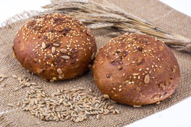 Yuvarlak kepekli çavdar rulo ile keten ve ayçiçeği tohumu