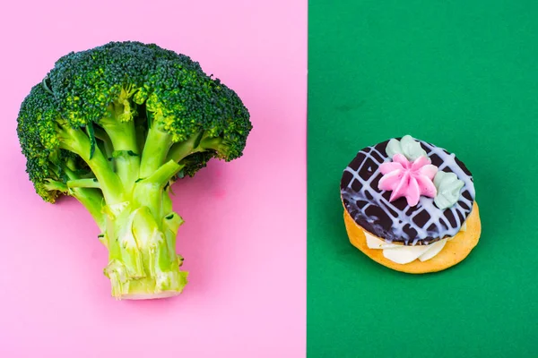 브로콜리와 건강에 해로운 음식, 케이크 부시 사이 선택. 채식주의 건강 한 라이프 스타일의 개념 — 스톡 사진