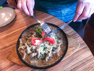 Patates, et, et suyu ve domates ile sıcak tava