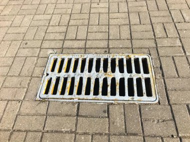 Paslı metal ızgara, drenaj