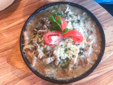 Patates, et, et suyu ve domates ile sıcak tava