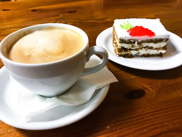 Pedazo de pastel de zanahoria y capuchino en la mesa de madera — Foto de Stock