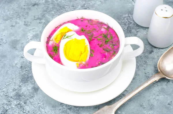 Диетическая и здоровая пища. Суп со свеклой и яйцами — стоковое фото